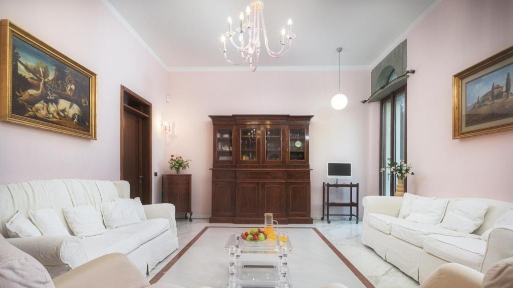A seating area at Villa Croci 26