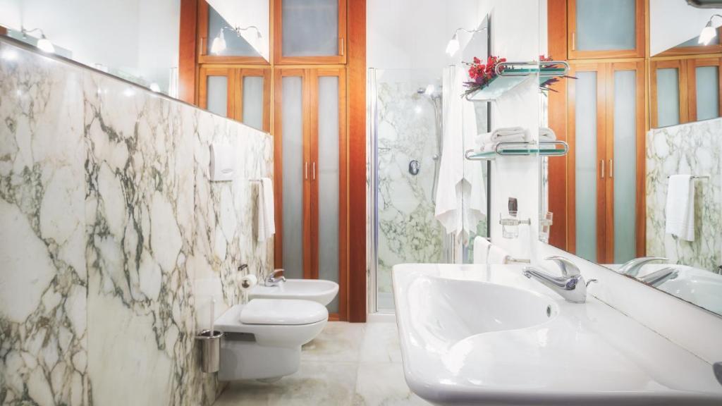 A bathroom at Villa Croci 26