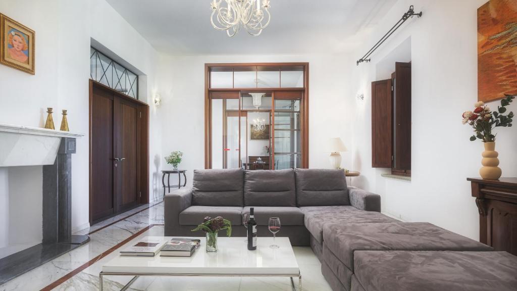 A seating area at Villa Croci 26