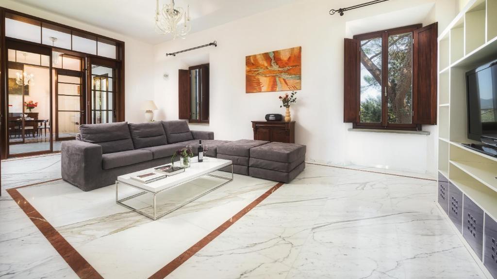 A television and/or entertainment centre at Villa Croci 26