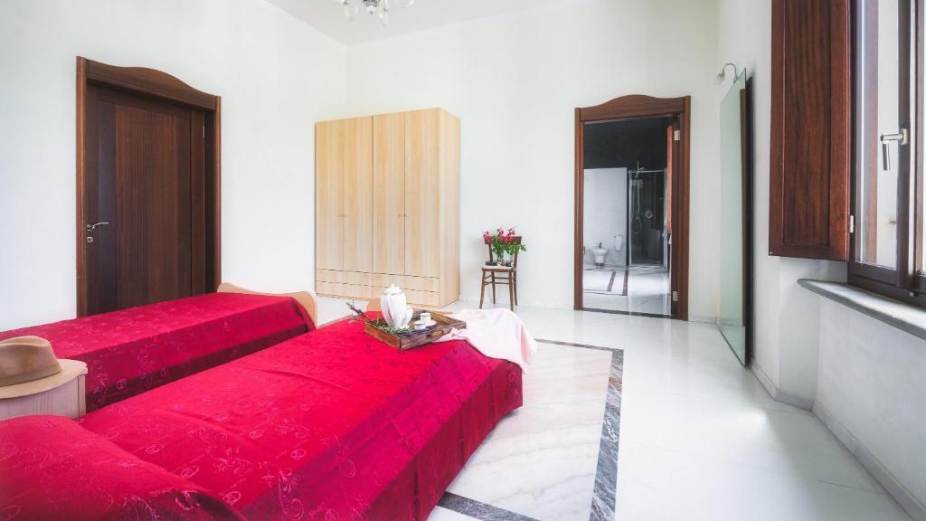 A seating area at Villa Croci 26