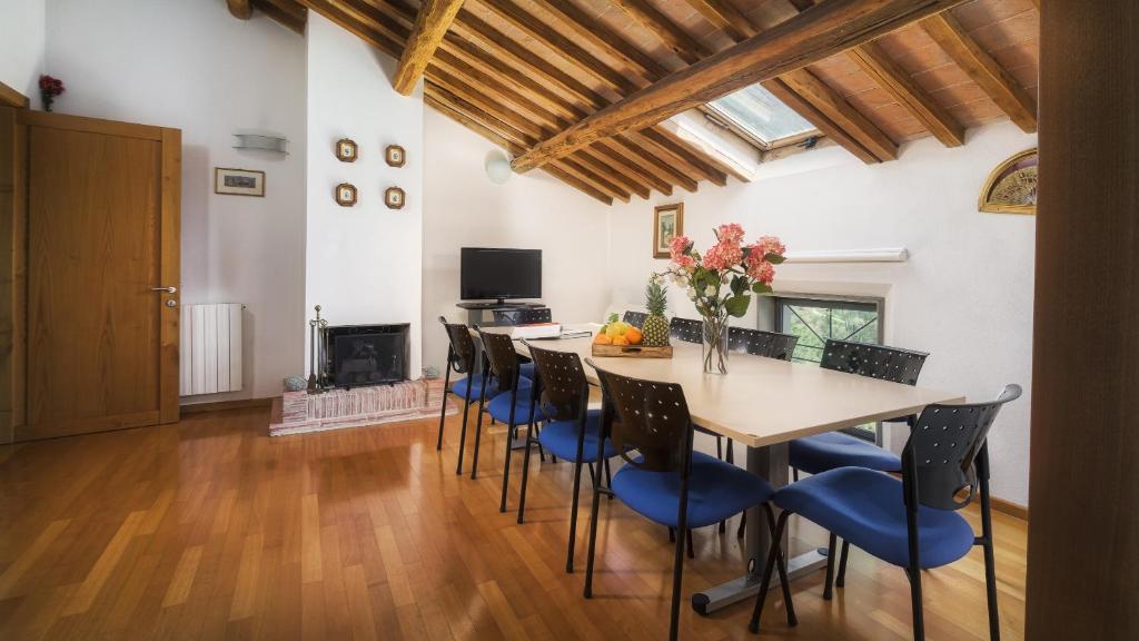 A television and/or entertainment centre at Villa Croci 26