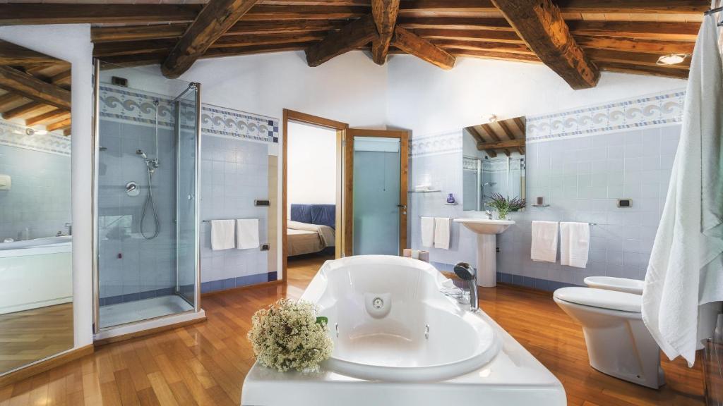 A bathroom at Villa Croci 26