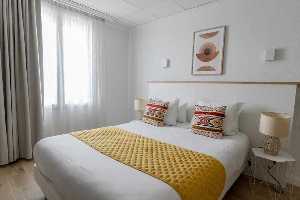 Postel nebo postele na pokoji v ubytování Hôtel Porte Mars Reims Gare Centre Arena