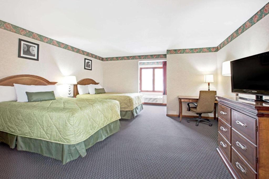 Postel nebo postele na pokoji v ubytování Ramada by Wyndham Flemington