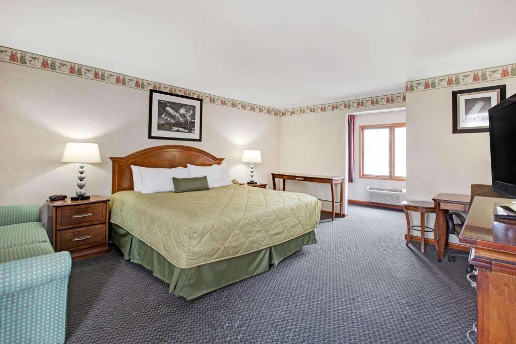 Postel nebo postele na pokoji v ubytování Ramada by Wyndham Flemington