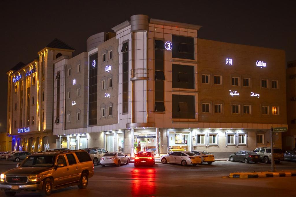 Silent Room 3 By Quiet Rooms في الرياض: مبنى فيه سيارات تقف في موقف السيارات في الليل