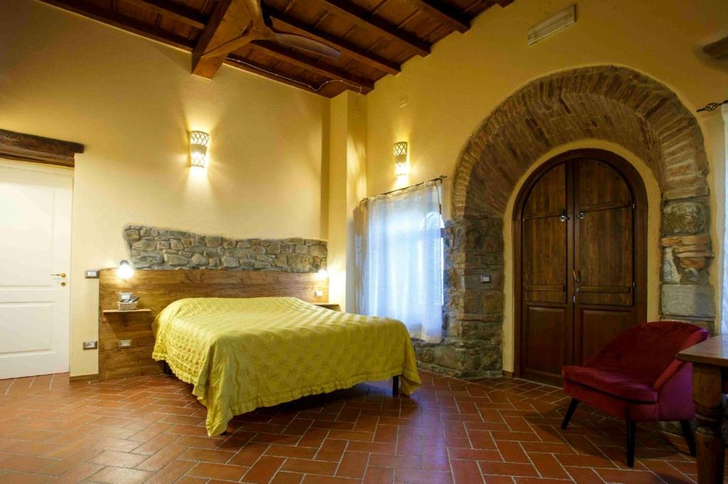 sypialnia z łóżkiem z żółtą narzutą w obiekcie Casa Vacanze Matelda w mieście Poppi