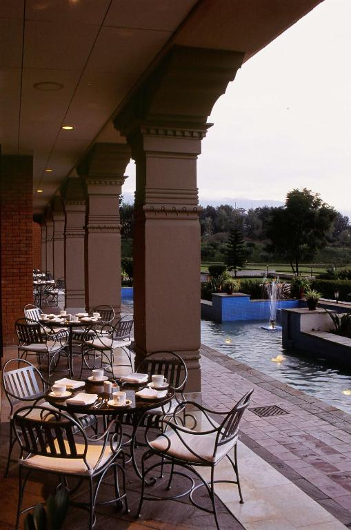 Bazén v ubytování Hyatt Regency Kathmandu nebo v jeho okolí
