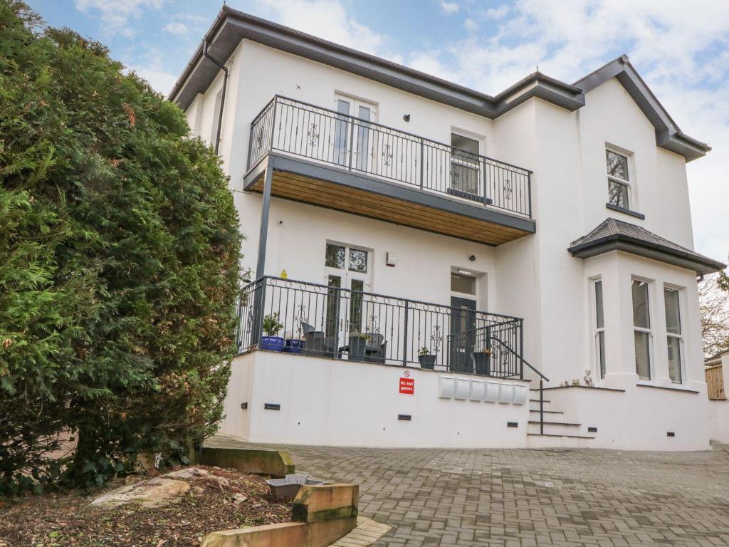 una grande casa bianca con balcone di Apartment 4 10 Somers Court a Paignton