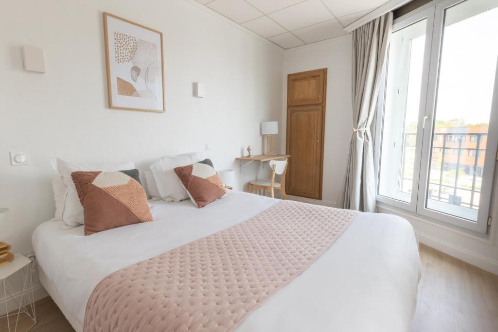 Postel nebo postele na pokoji v ubytování Hôtel Porte Mars Reims Gare Centre Arena