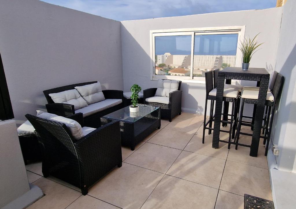 een kleine woonkamer met stoelen en een tafel bij Cyrène Port Nature 5 in Cap d'Agde