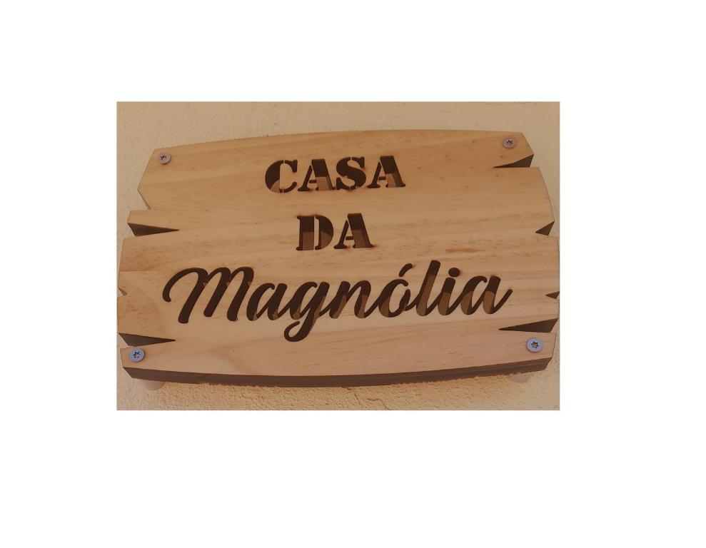 ein Schild, das Casa da Margarita auf einer Holzplatte liest in der Unterkunft Casa da Magnólia in Raposeira