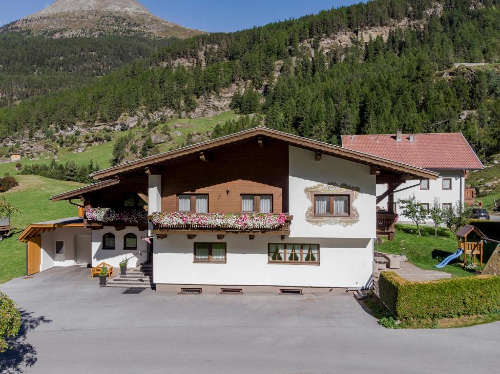 Výhľad na hory alebo výhľad na hory priamo z of the bed and breakfast