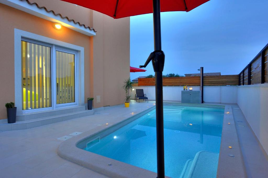 Basen w obiekcie Villa with private pool in village Jadreški lub w pobliżu