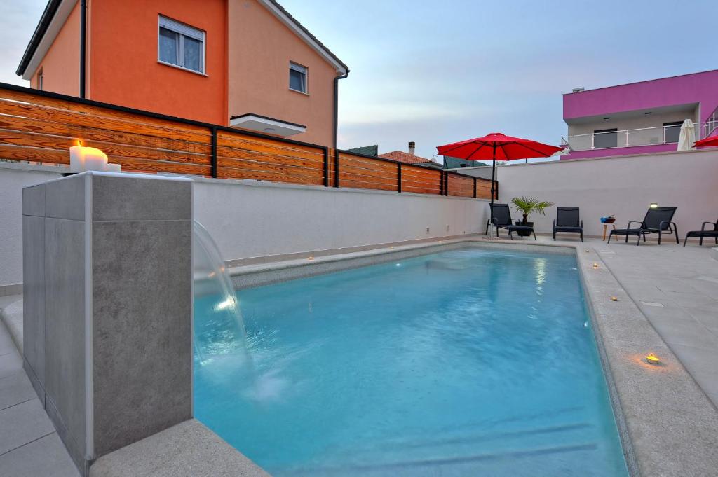 Basen w obiekcie Villa with private pool in village Jadreški lub w pobliżu