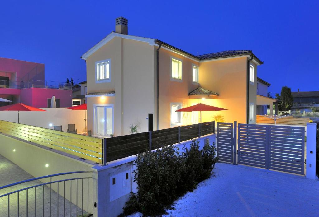 Basen w obiekcie Villa with private pool in village Jadreški lub w pobliżu