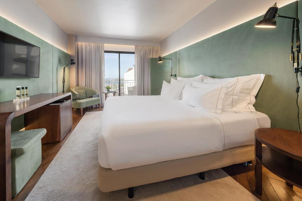 Postel nebo postele na pokoji v ubytování Grand Hotel Açores Atlântico