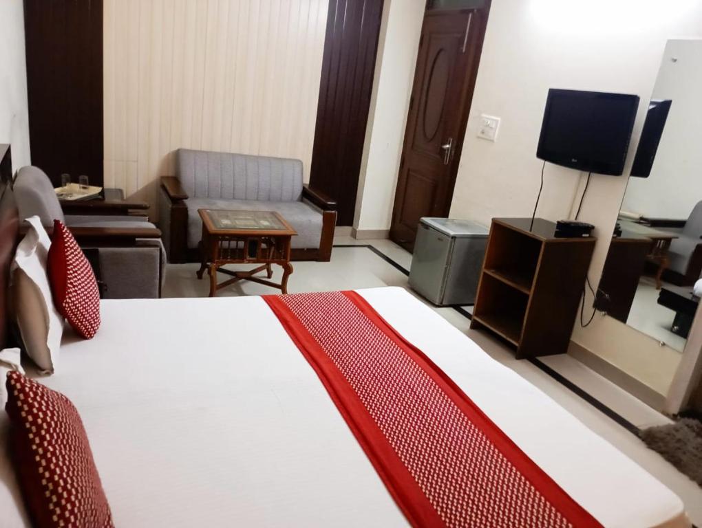 TV a/nebo společenská místnost v ubytování Hotel Home Stay Dwarka