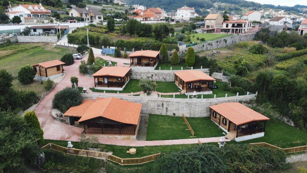 uma vista aérea de uma casa com uma parede em O Rincón das Rías Baixas em Bueu