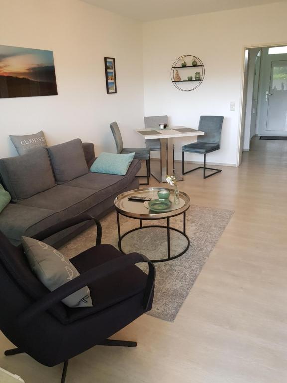 sala de estar con sofá y mesa en Haus Kehrwieder Fewo 03 en Cuxhaven