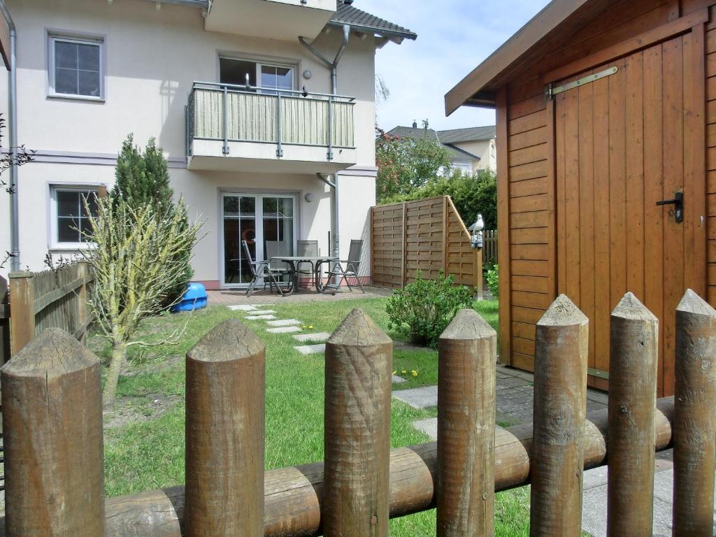 une clôture en bois devant une maison dans l'établissement Ferienwohnung G11 "Idyll", à Graal-Müritz