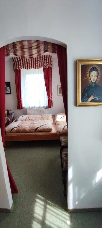 A bed or beds in a room at Gästehaus Moorbad Gmös