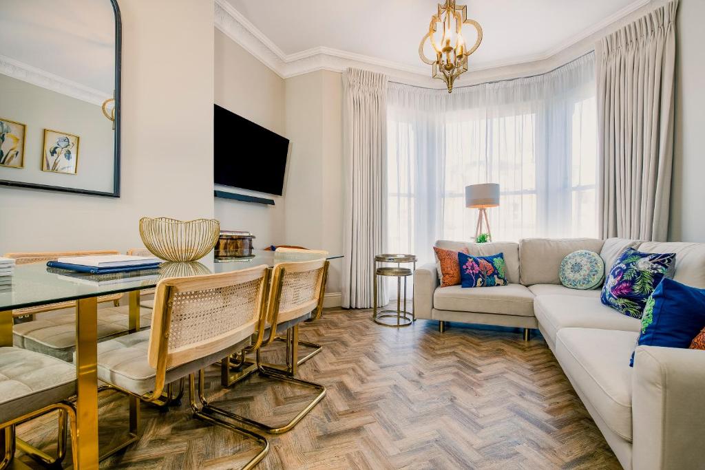 una sala de estar con un sofá y una mesa en Derwent House Apartments, en Scarborough