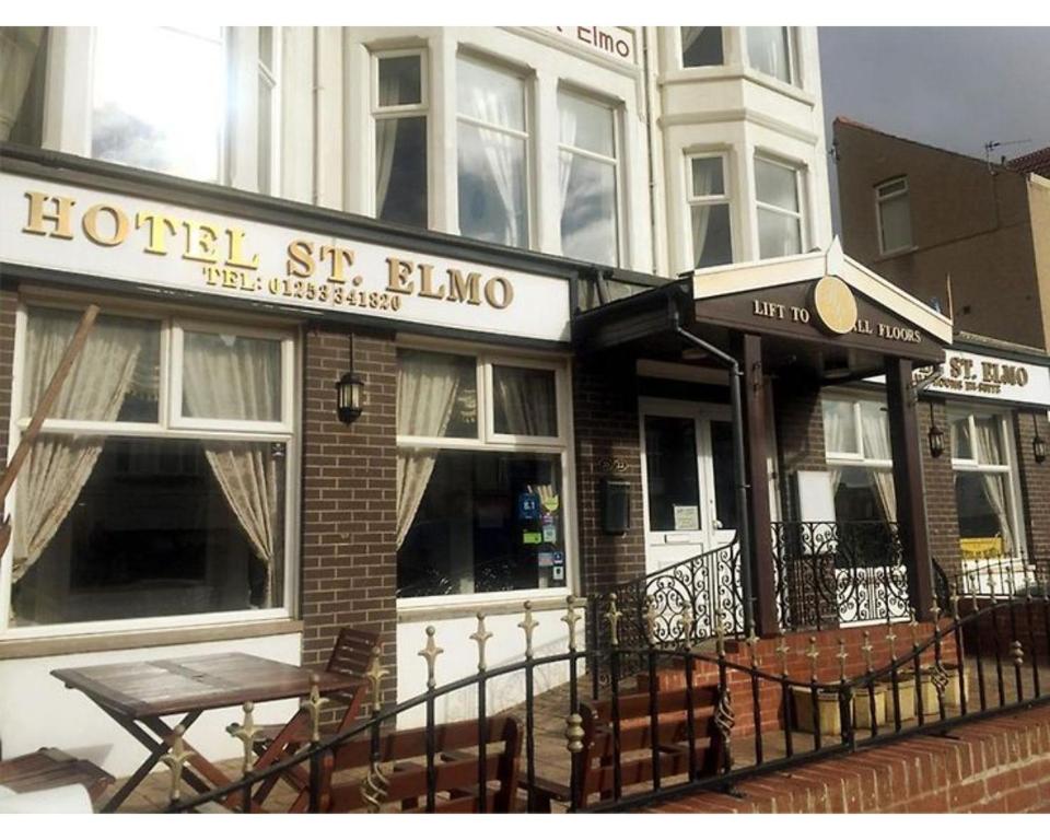 een hotel st elmo gebouw in een stadsstraat bij St Elmo Hotel in Blackpool