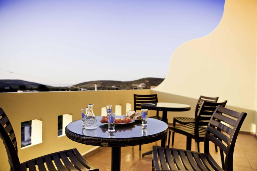 una mesa y sillas en un balcón con vistas en Villa Stelianna, en Engares