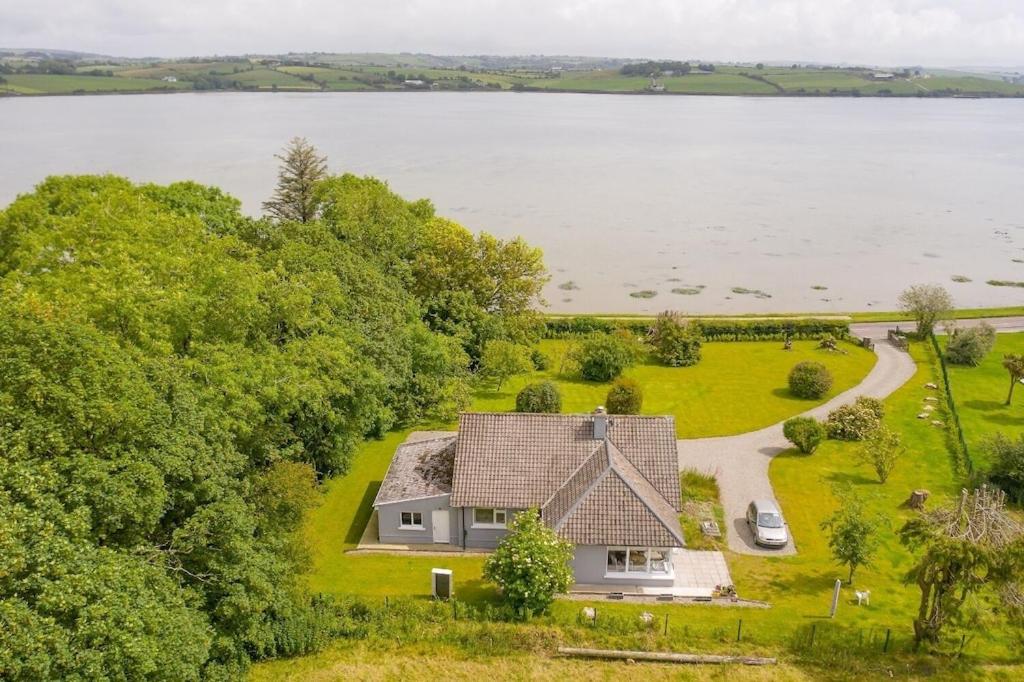 una vista aérea de una casa con un lago en 2 BED WATERFRONT PROPERTY - CLOSE TO COURTMACSHERRY en Cork