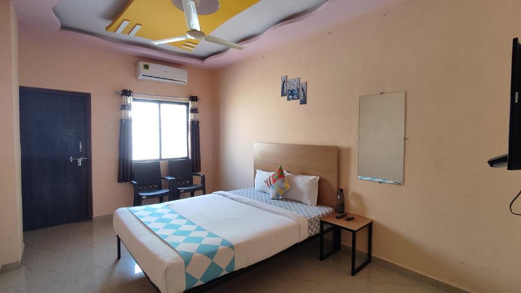 Postel nebo postele na pokoji v ubytování AMBIENT HOME STAY, In Nashik