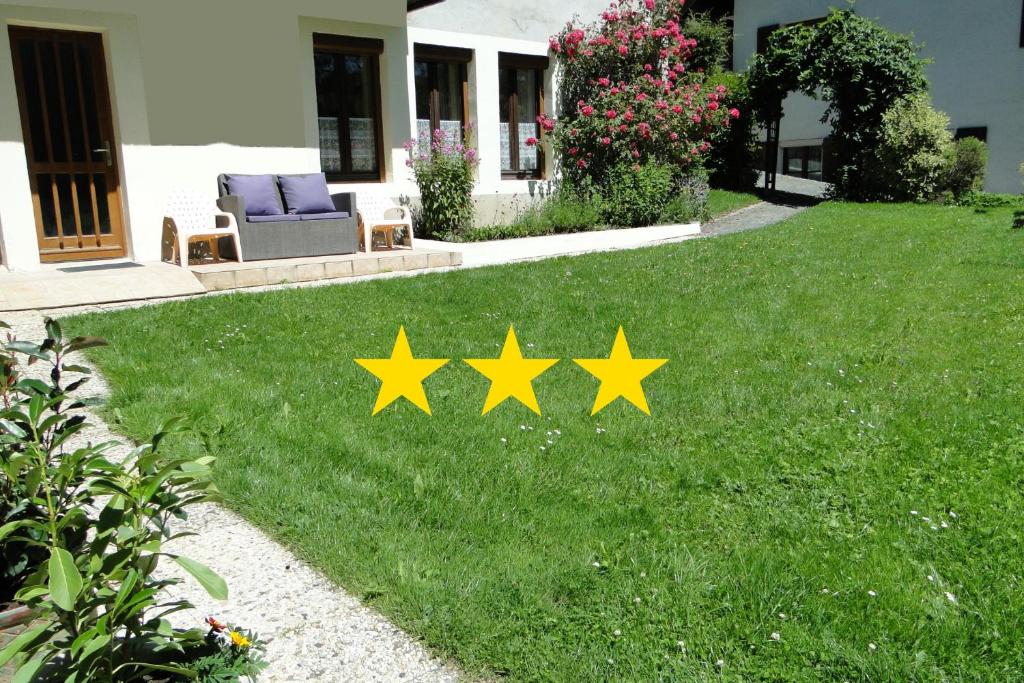 Tres estrellas en la hierba en un patio en Gîte 295 Montagnes du Jura avec Spa et Sauna classé 3 étoiles en Foncine-le-Haut