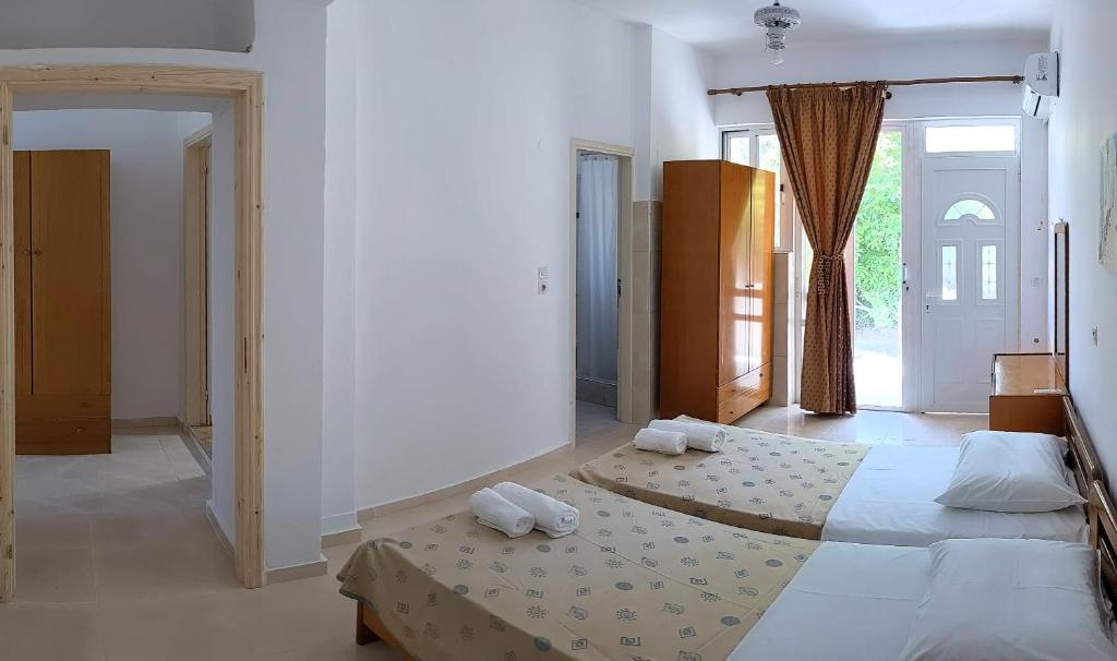 Postel nebo postele na pokoji v ubytování Artemis Studios - Pool and garden