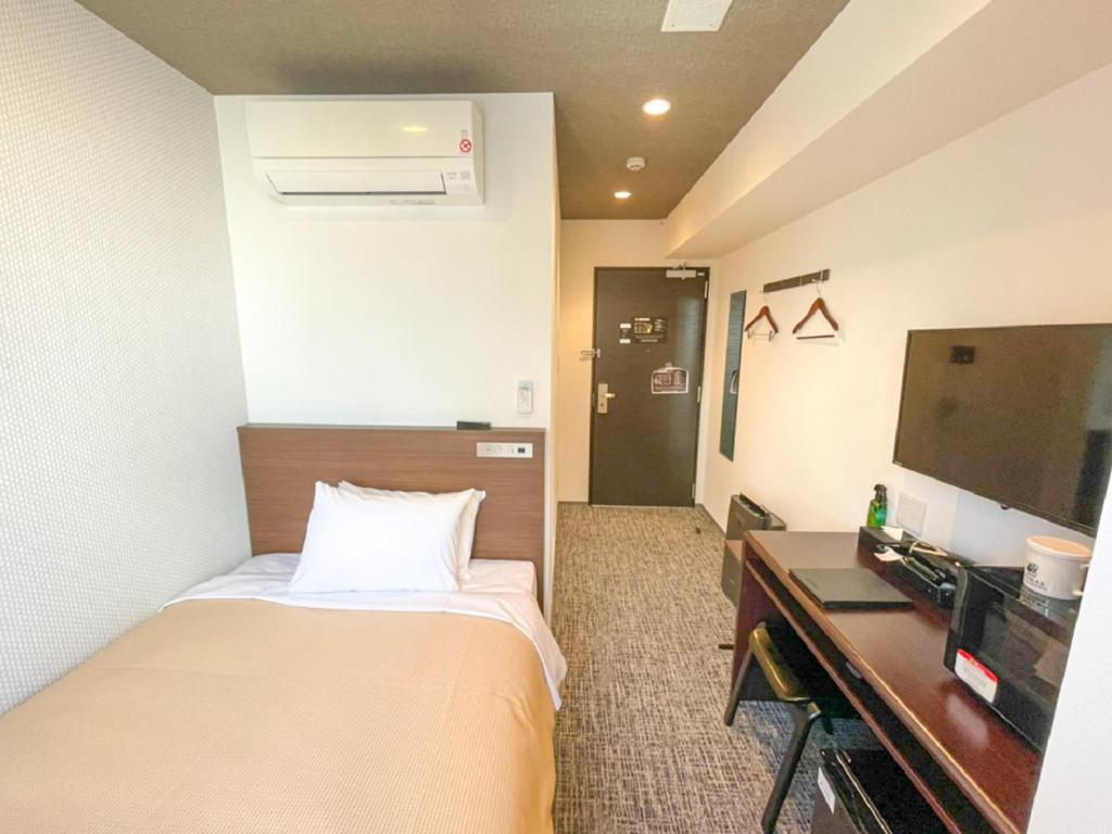 Postel nebo postele na pokoji v ubytování HOTEL LiVEMAX BUDGET Nagoya Shinkansen-guchi