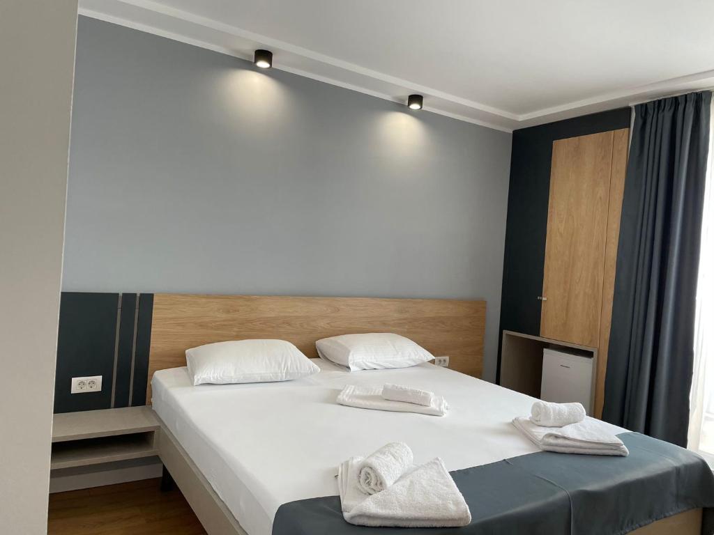 um quarto com uma cama com toalhas em Hotel Unirea em Mamaia