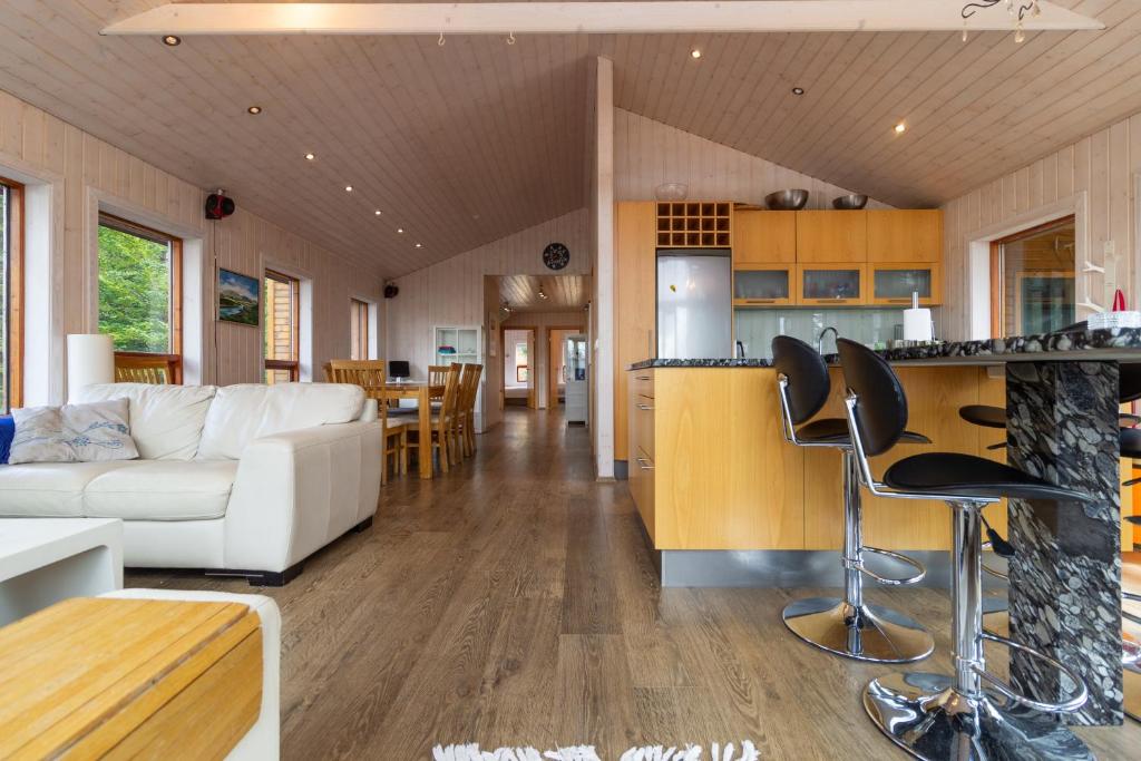 Cucina o angolo cottura di Gorgeous Riverside Lodge in the South of Iceland