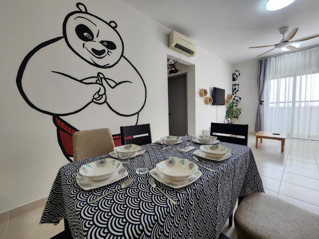En restaurang eller annat matställe på Netflix Panda House 3B2R Rimbayu kota kemuning with Atari games