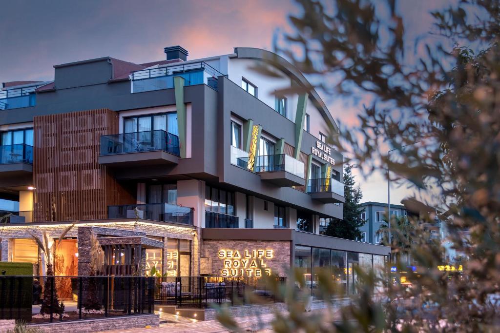 una representación de un hotel con un edificio en Sealife Royal Suites, en Antalya