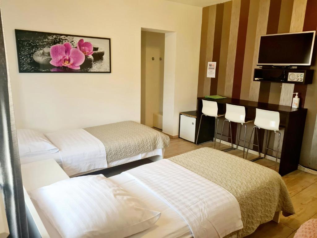 Postel nebo postele na pokoji v ubytování AZUR ROOMS LJUBLJANA