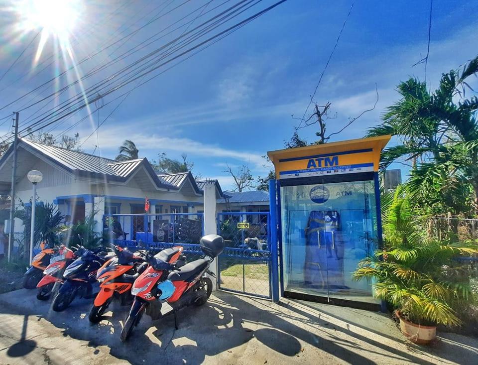 une rangée de motocycles garés devant un arrêt de bus dans l'établissement Jah’s Anemone Dive Guesthouse, à Moalboal