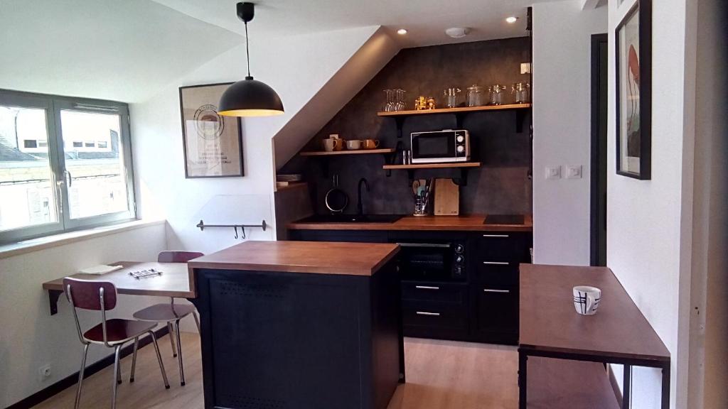 Kuchyňa alebo kuchynka v ubytovaní Les Appartements du 31 - Centre Ville - 3è étage - 35m2