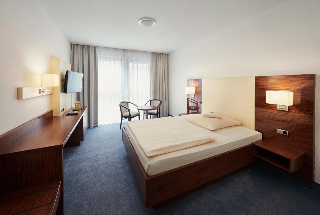 Postel nebo postele na pokoji v ubytování Stadthotel am Wasen