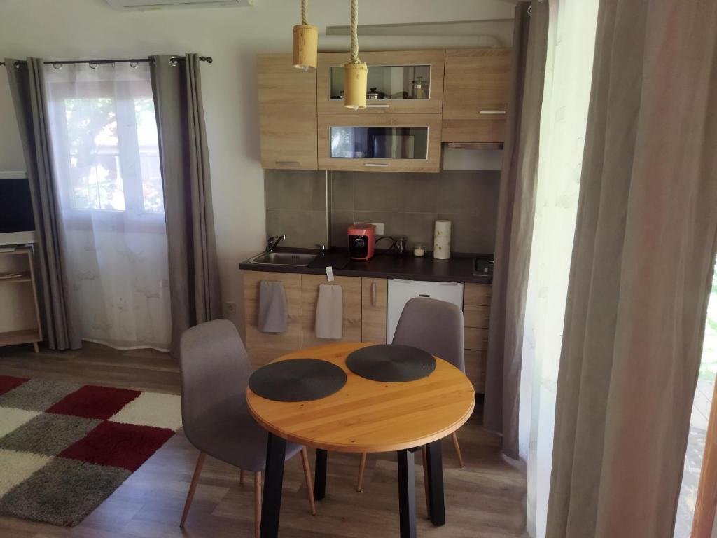 Kuchyň nebo kuchyňský kout v ubytování Daniel Apartman