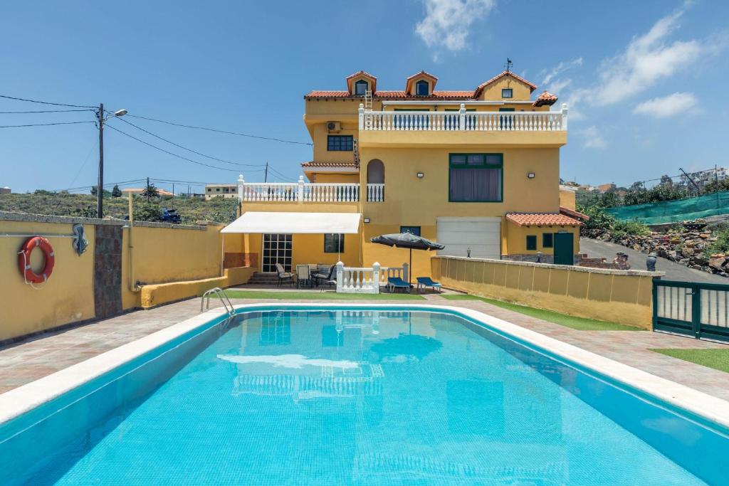 eine Villa mit einem Pool vor einem Haus in der Unterkunft Apartamento B Armonia Rural in Granadilla de Abona