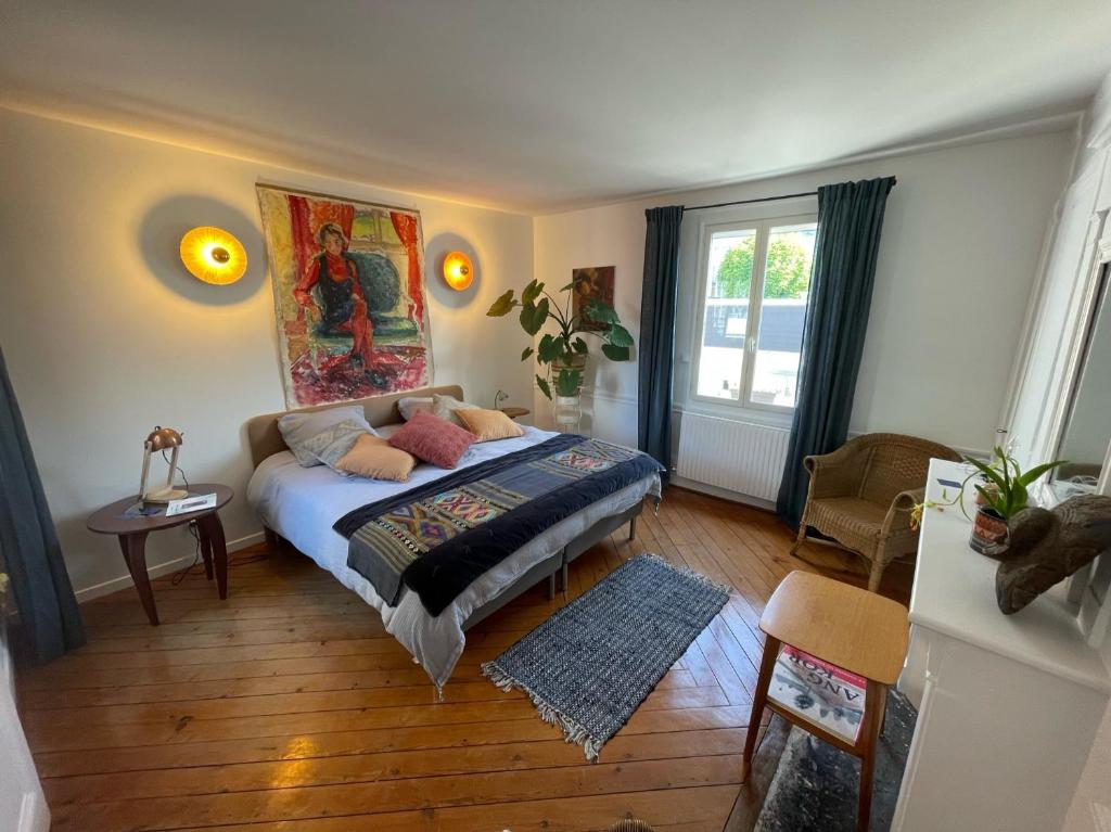 魯昂的住宿－3DALIPHARD，一间卧室配有一张壁画床