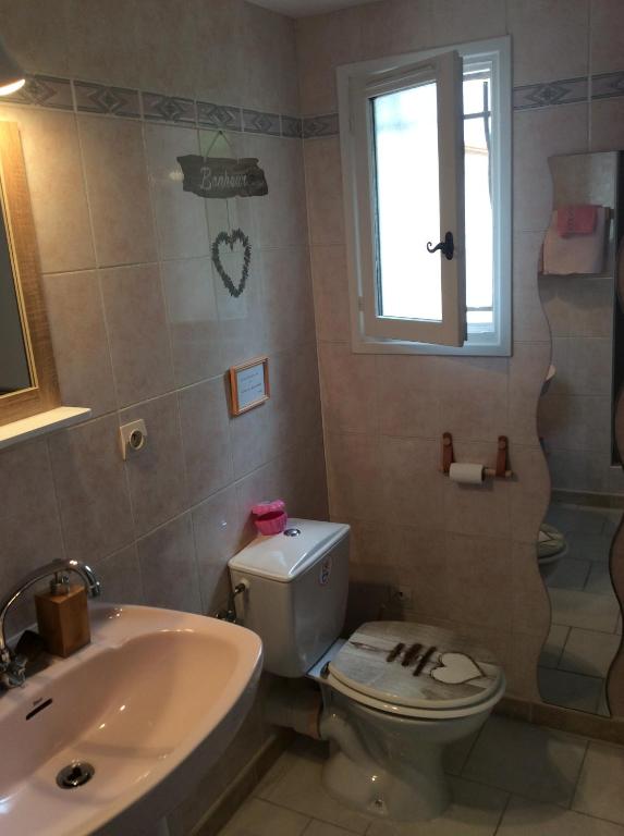 uma casa de banho com um WC, um lavatório e uma banheira em Un petit coin sympa em Draguignan