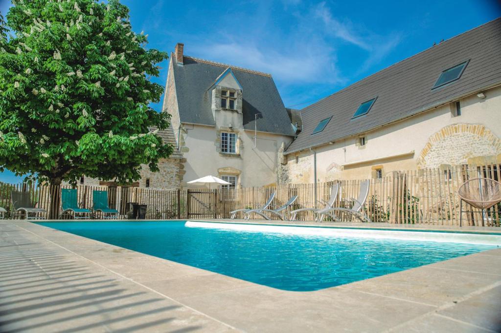 Thénioux的住宿－南希精緻酒店，房屋前的游泳池