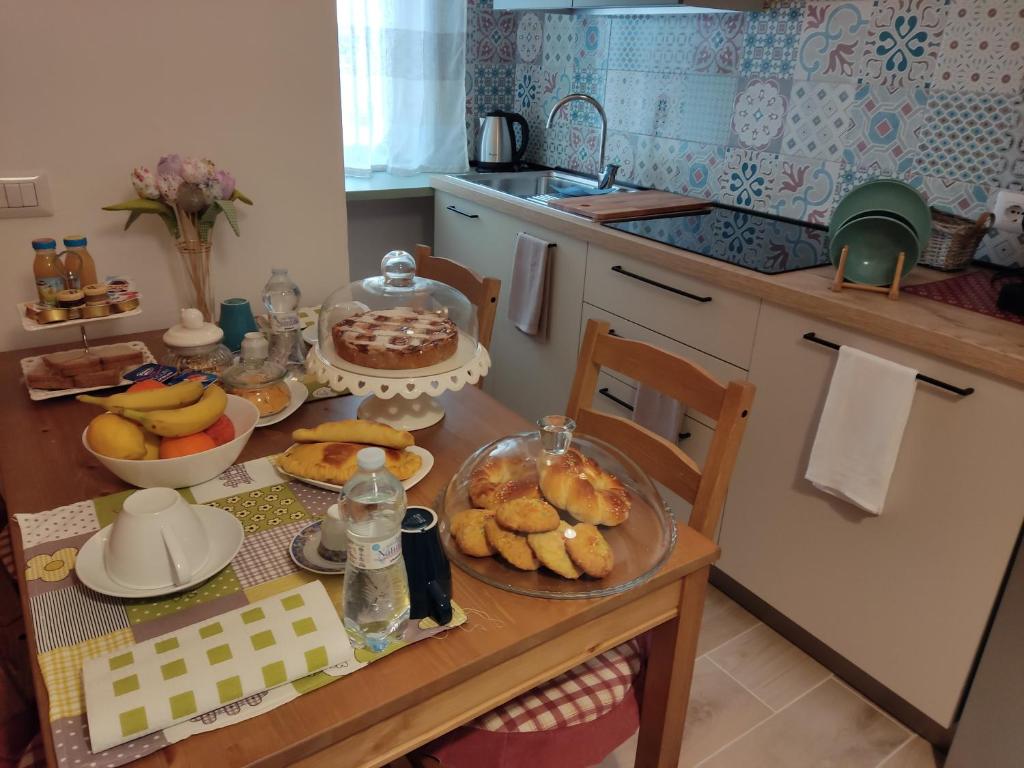 un tavolo da cucina con un sacco di cibo sopra di B&B A casa di Carla a Castelsaraceno