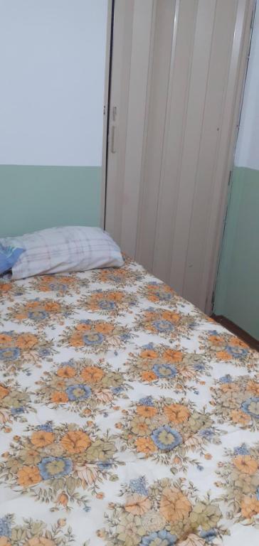 Uma cama ou camas num quarto em ALVORADA PLACE